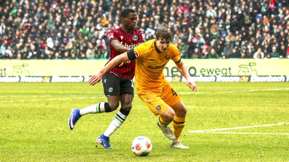 Deutschland: Fussball 2.Bundesliga 2025/2026, 23. Spieltag - Hannover 96 vs Dynamo Dresden - Heinz von Heiden Arena Stadion Hannover: im Zweikampf NoÃl Asà ko / Noel Aseko Hannover 96, 15 Friedrich Müller / Friedrich Muller Dynamo Dresden, 42 Hannover *** Germany Soccer 2 Bundesliga 2025 2026, Matchday 23 Hannover 96 vs Dynamo Dresden Heinz von Heiden Arena Stadion Hannover in duel Noël Así ko Noel Aseko Hannover 96, 15 Friedrich Müller Friedrich Muller Dynamo Dresden, 42 Hannover Copyright: xAymanxAlahmedx