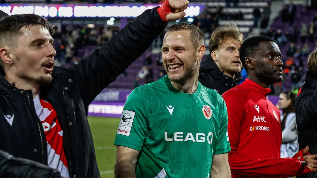 Torhüter Marius Funk von Energie Cottbus steht im Blickpunkt. Sein Spickzettel für mögliche Elfmeterschützen von Erzgebirge Aue erlangt TV-Berühmtheit.