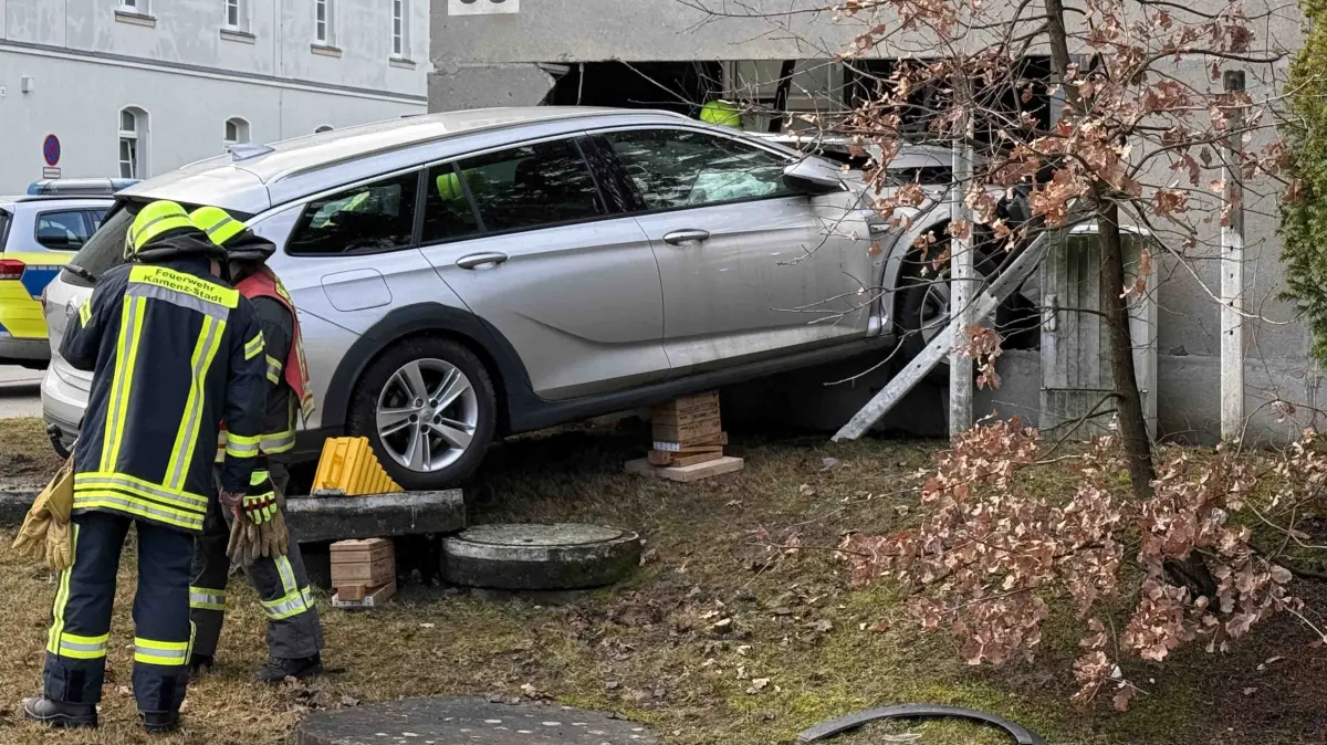 Auto fährt in Kamenz gegen eine Hauswand. Eine Person wurde verletzt. Unfallursache ist noch unklar.