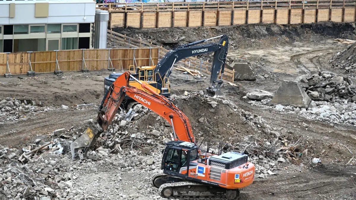 Bruttoinlandsprodukt - Bauwirtschaft: 24.02.2026, Berlin: Zwei Kettenbagger stehen auf einer Baustelle in der Nähe des Alexanderplatzes in Berlin zwischen Bauschutt und bewegen mit ihren Schaufeln Trümmer. Die Bauwirtschaft gilt als wichtiger Bestandteil der deutschen Volkswirtschaft und fließt in die Berechnung vom Bruttoinlandsprodukt (BIP) ein. Foto: Elisa Schu/dpa +++ dpa-Bildfunk +++