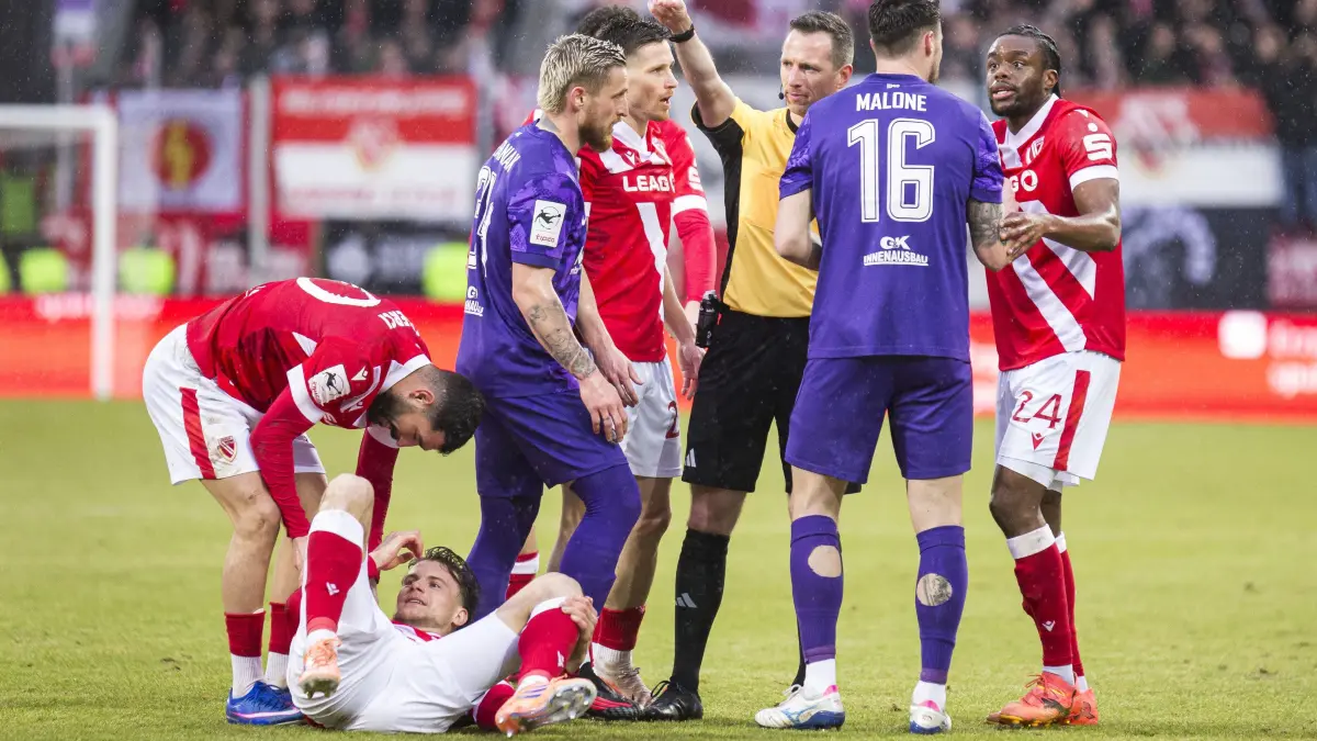 Fussball 3.Liga, Erzgebirge Aue - Energie Cottbus: 22.02.2026, xomx, Fussball 3.Liga, Erzgebirge Aue - Energie Cottbus v.l. Axel Borgmann (FC Energie Cottbus) am Boden. Marvin Stefaniak (FC Erzgebirge Aue), Ryan Malone (FC Erzgebirge Aue), Tolcay Cigerci (FC Energie Cottbus), Anderson-Lenda Lucoqui (FC Energie Cottbus)
(DFL/DFB REGULATIONS PROHIBIT ANY USE OF PHOTOGRAPHS as IMAGE SEQUENCES and/or QUASI-VIDEO)