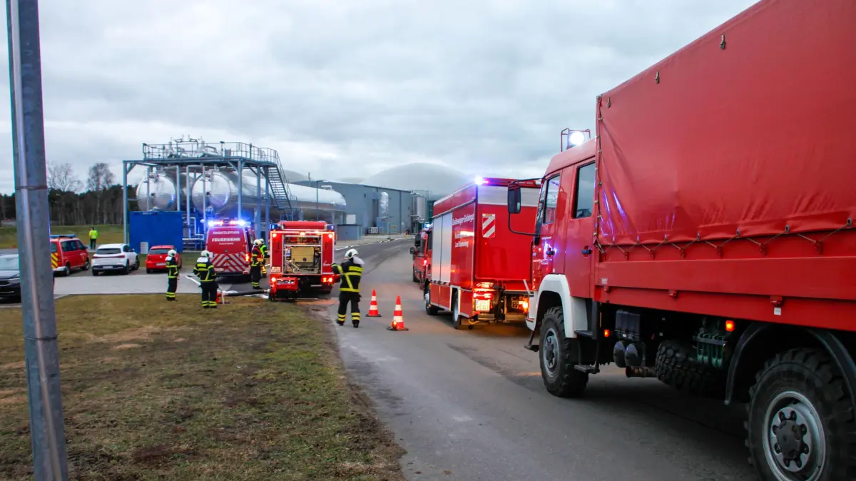 Zahlreiche Einsatzkräfte wurden am Dienstagnachmittag zum Bioenergiepark in Forst (Lausitz) gerufen. Zunächst wurde ein Gebäudebrand gemeldet, aber dabei ist es nicht geblieben.