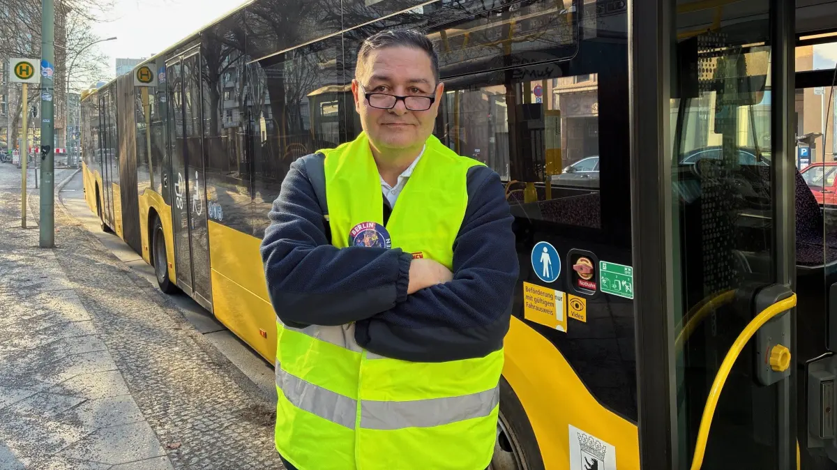 Ekkehard Spiegel ist Busfahrer bei der BVG in Berlin. Er erzählt, was ihm auf seinen Touren widerfährt und warum er streikt.