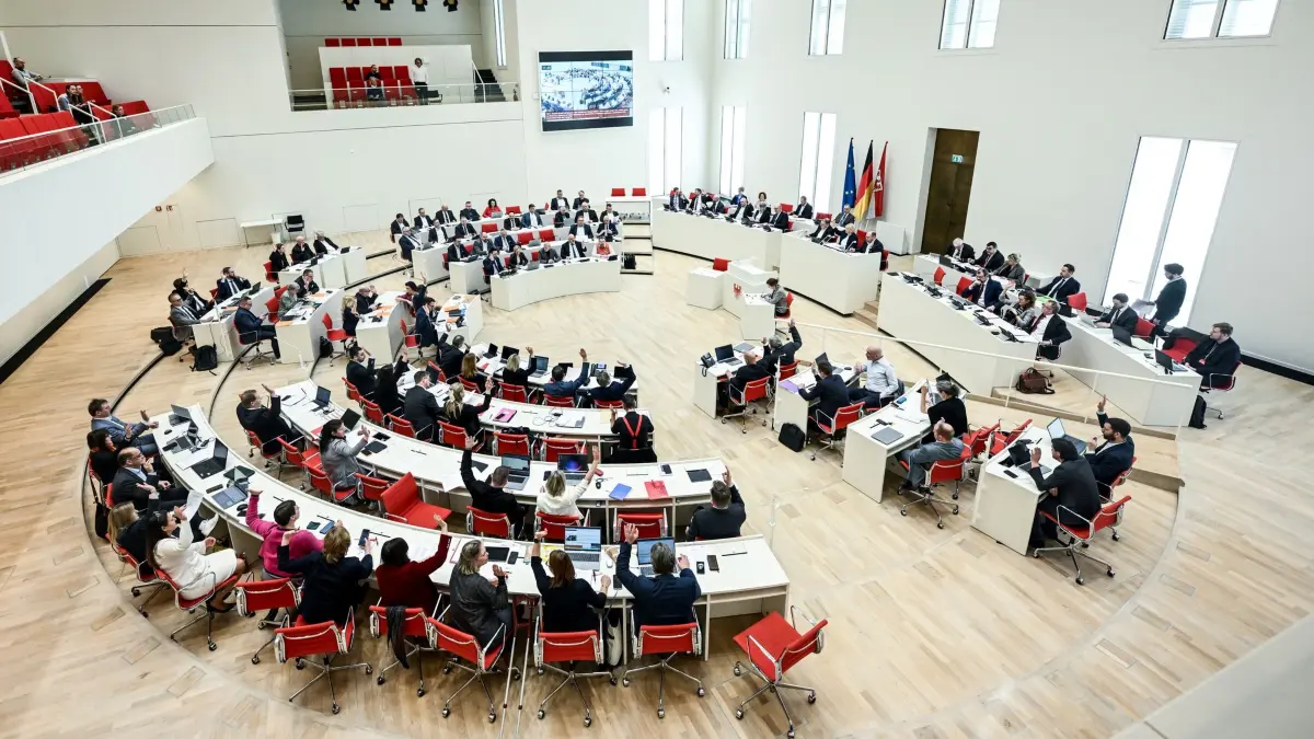 Sitzung Landtag Brandenburg: 25.02.2026, Brandenburg, Potsdam: Abgeordnete stimmen bei der 28. Sitzung des Landtages Brandenburg ab. Foto: Britta Pedersen/dpa +++ dpa-Bildfunk +++