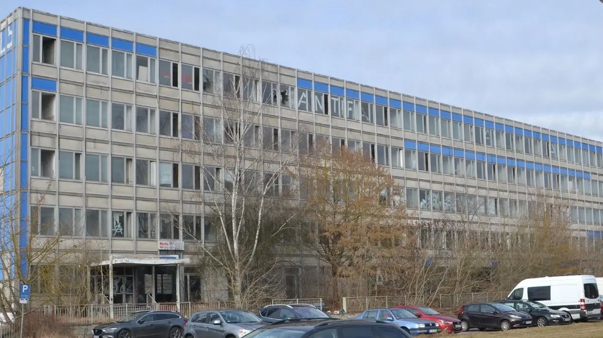 Immobilien in Guben: Das Bürogebäude an der Erich-Weinert-Straße sucht einen neuen Besitzer. Inzwsichen lockt ein Schnäppchen-Preis.