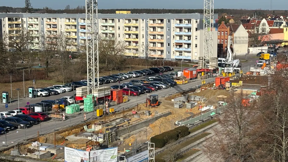 Impression von der Großbaustelle auf dem Senftenberger Neumarkt. Dort wird ein barrierefreier, größerer Wohnblock entstehen.