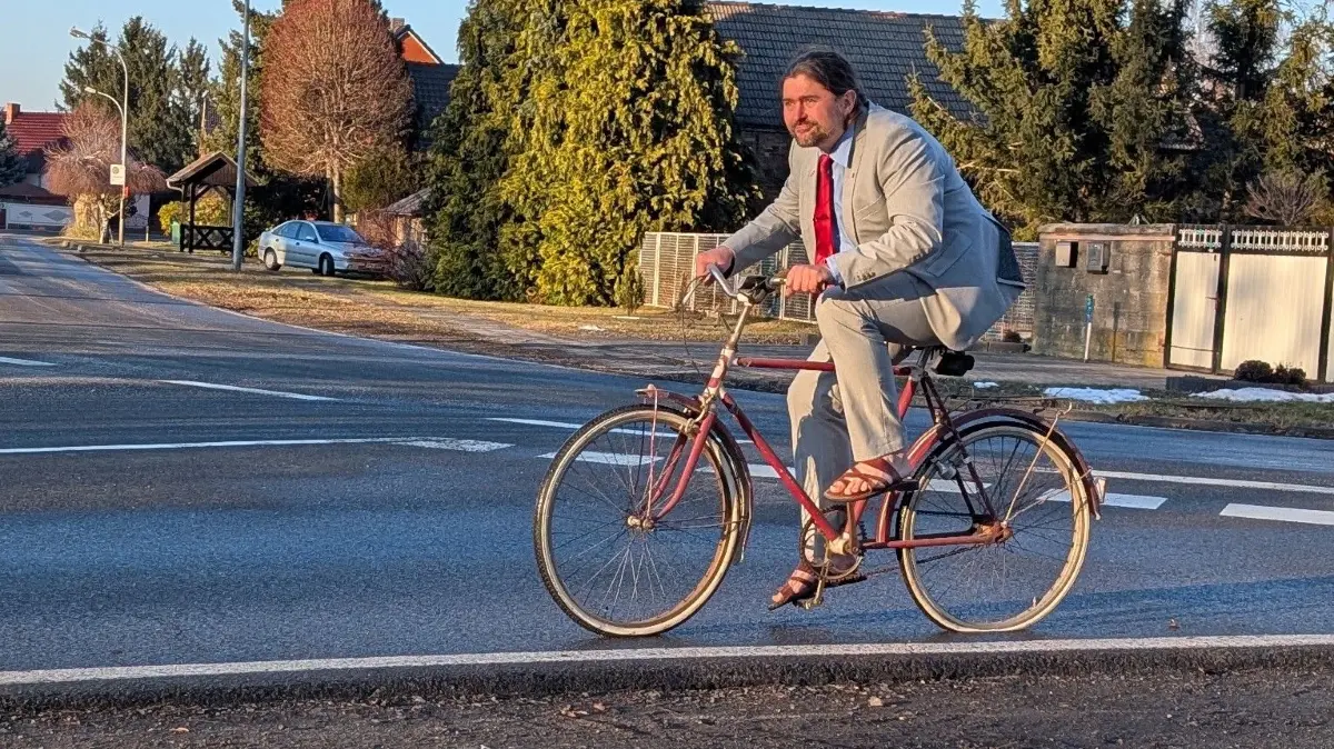 Unterwegs auf dem Landrad durch Jänschwalde: Robert Hanschke tritt für Die PARTEI bei der Landratswahl 2026 in Spree-Neiße an.