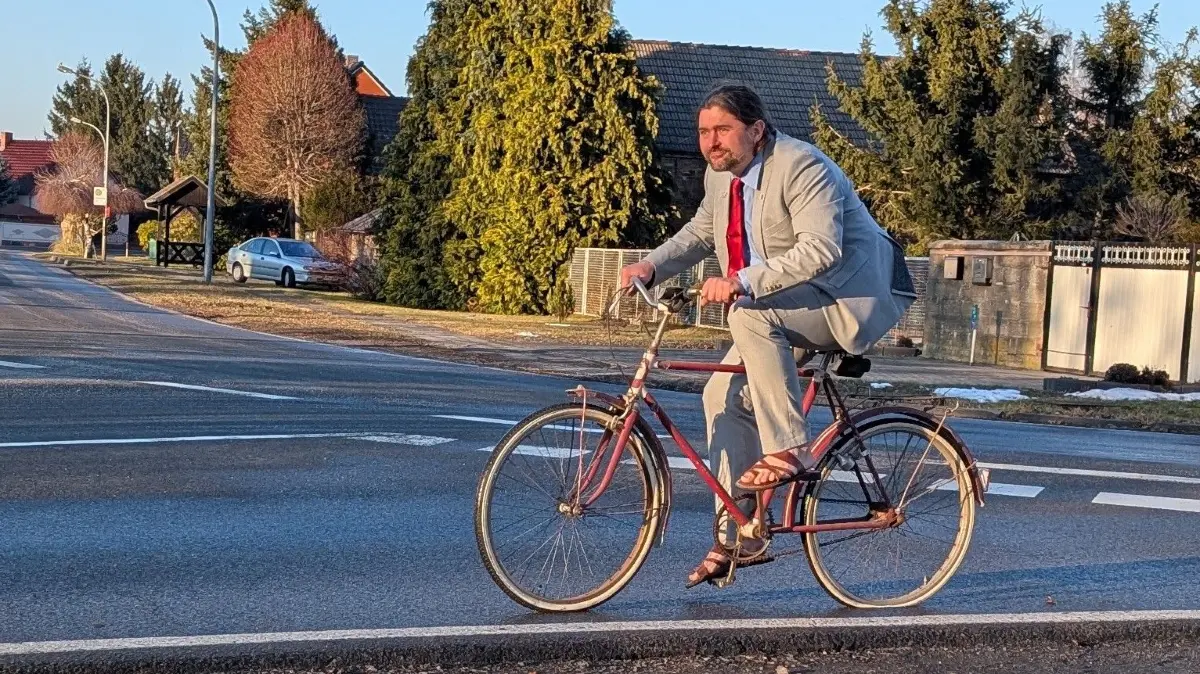 Unterwegs auf dem Landrad durch Jänschwalde: Robert Hanschke tritt für Die PARTEI bei der Landratswahl 2026 in Spree-Neiße an.