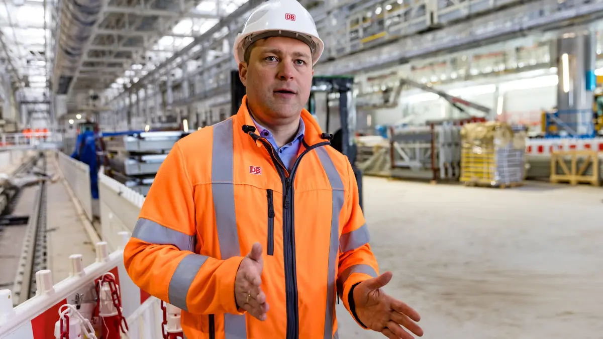 Baustellenfortschritt im Neuen Bahnwerk Cottbus: Carsten Burmeister, Leiter Infrastruktur-Projekt Neues Werk Cottbus, steht in der im Bau befindlichen Halle 1 des neuen Bahnwerkes. Seit Anfang des Jahres 2024 laufen die Bauarbeiten für die zweite Halle des neuen Bahnwerks. Die viergleisige Instandhaltungshalle mit 526m Länge und 200m Breite soll nach der Fertigstellung Ende 2026 im Jahr 2027 in Betrieb gehen.