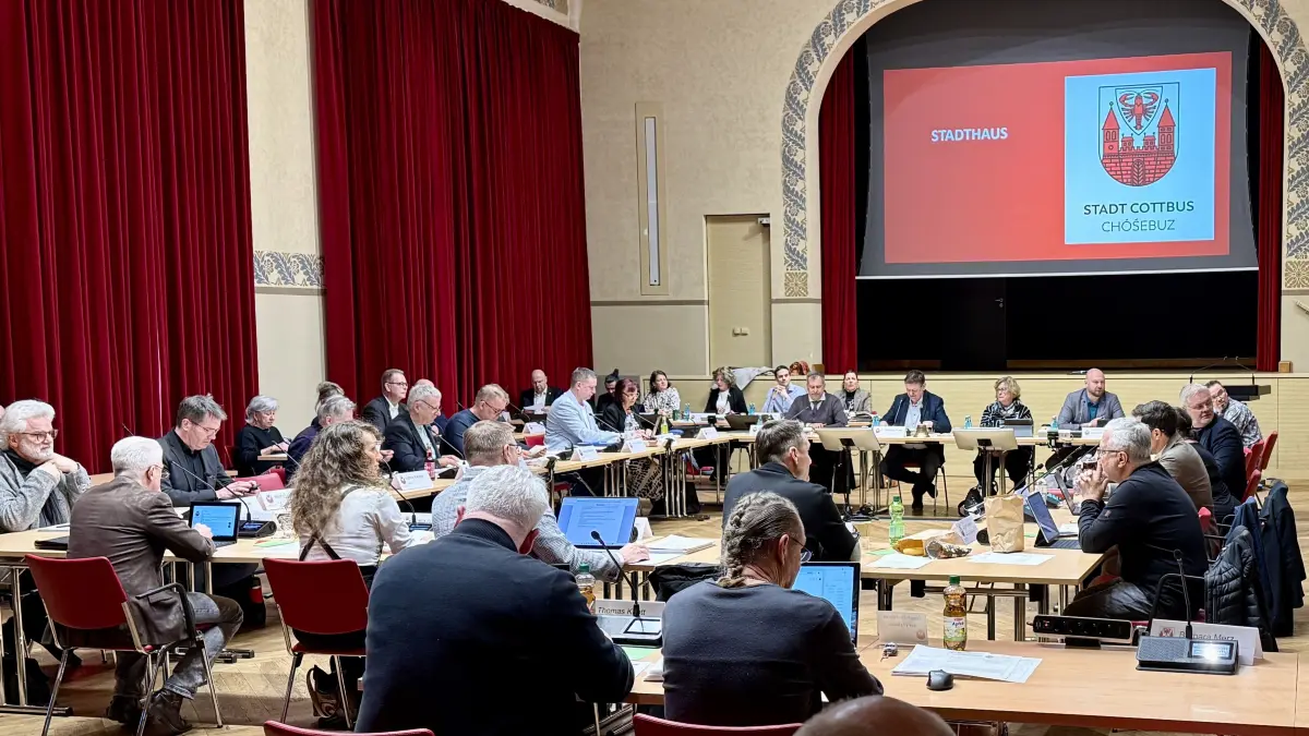 Die Stadtverordneten von Cottbus tagen wieder im Stadthaus. Auf der Tagesordnung stehen brisante Themen wie die Rückzahlung von Corona-Strafen, Gewalt an Schulen und die Nahversorgung in Schmellwitz, wenn der Rewe-Markt abgerissen wird.