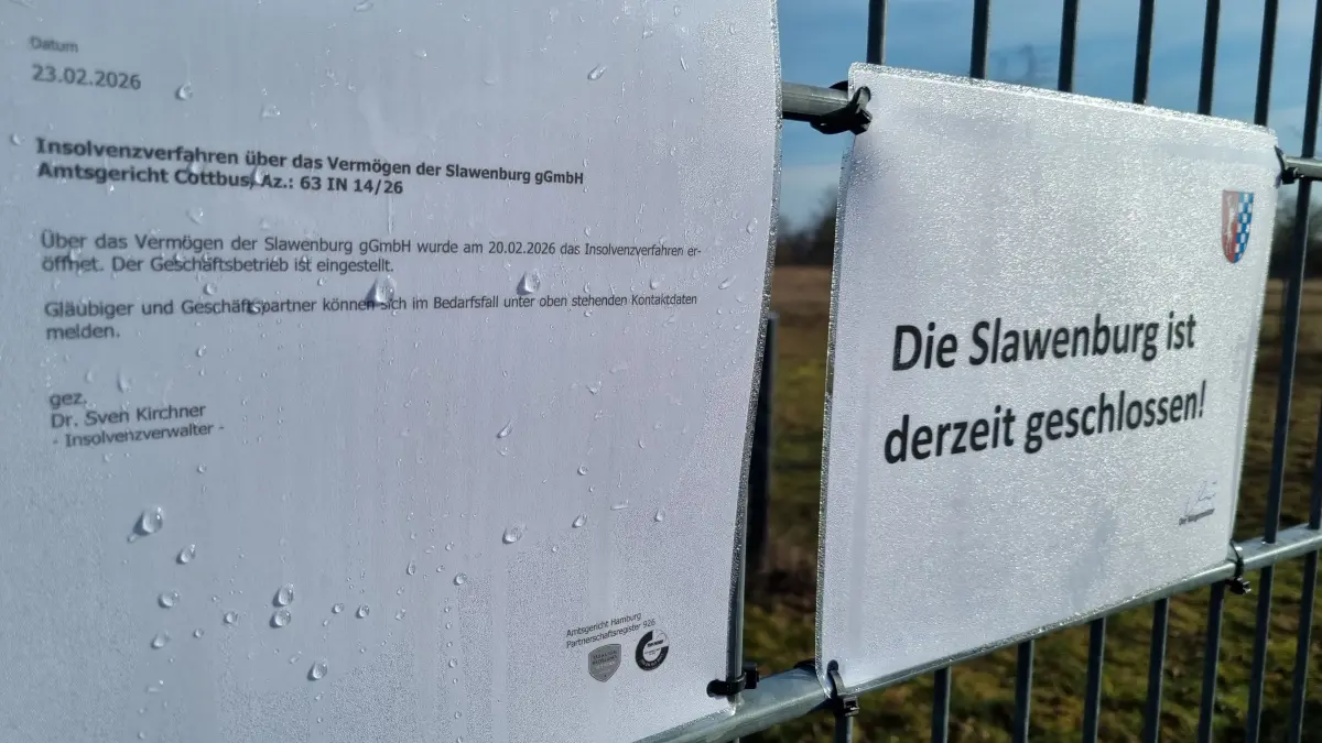 Aushänge informieren Besucher der Slawenburg in Raddusch über Schließung und Insolvenzverfahren.