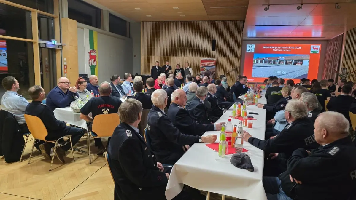 Blick in die Jahreshauptversammlung der Feuerwehr Herzberg im Bürgerzentrum: Die Kameradinnen und Kameraden beraten über Bilanz und Ziele.
