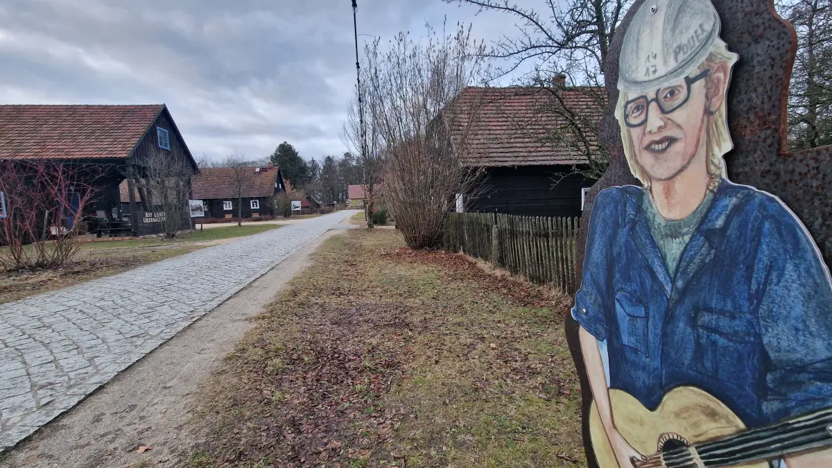 Gundi weist den Weg zur Theaterscheune im Erlichthof Rietschen: Dort finden regelmäßig auch Kabarett-Veranstaltungenund Konzerte statt. Geht da noch mehr?
