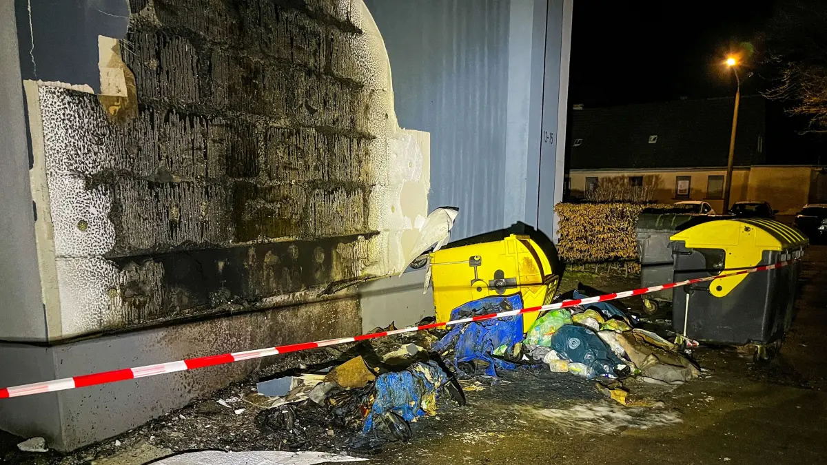Bei einem Müllcontainerbrand in Calau am gestrigen Abend wurde auch die Hausfassade schwer beschädigt. Die brennende Mülltonne war erst der Auftakt einer Brandserie in der Stadt.