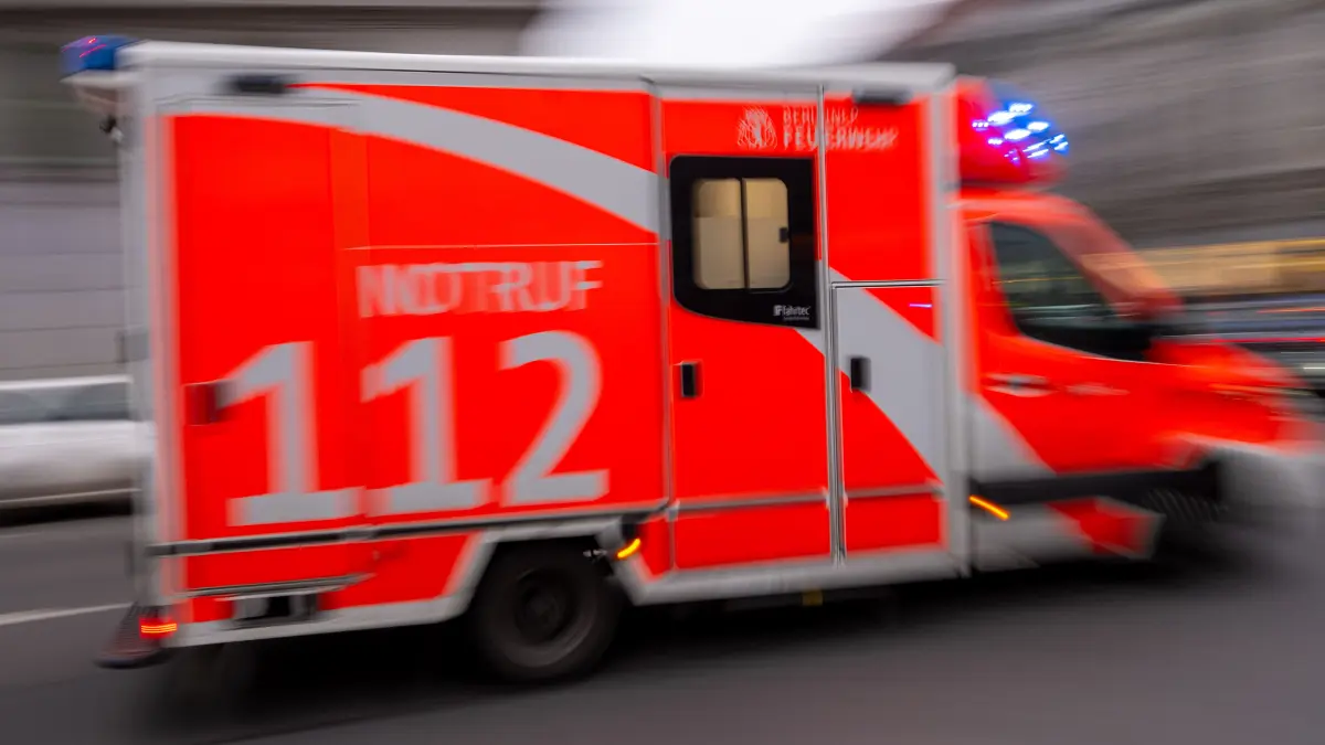 Ein Rettungswagen fährt mit Blaulicht zum Einsatz. Beim Unfall in Königs Wusterhausen war auch das Martinshorn eingeschaltet.