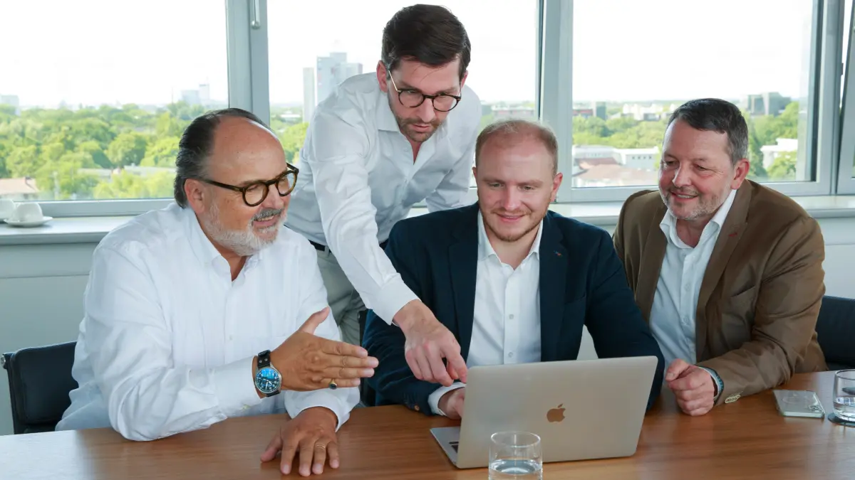 Gemeinsam mit Projektpartnern hat Ingo Claus (r.) das Start-up Selvendo gegründet. Das Unternehmen setzt auf künstliche Intelligenz, um die Nachfolgesuche zu beschleunigen. Kann es auch Unternehmern aus der Lausitz helfen?