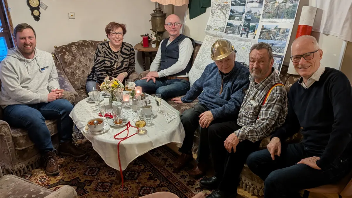 Mitglieder der Bürgerinitiative Drüber oder Drunter - für Bahnlösungen mit Zukunft feiern mit Erwin Lieke (Mitte) im Café Zeitlos in Lübbenau seinen 90. Geburtstag.