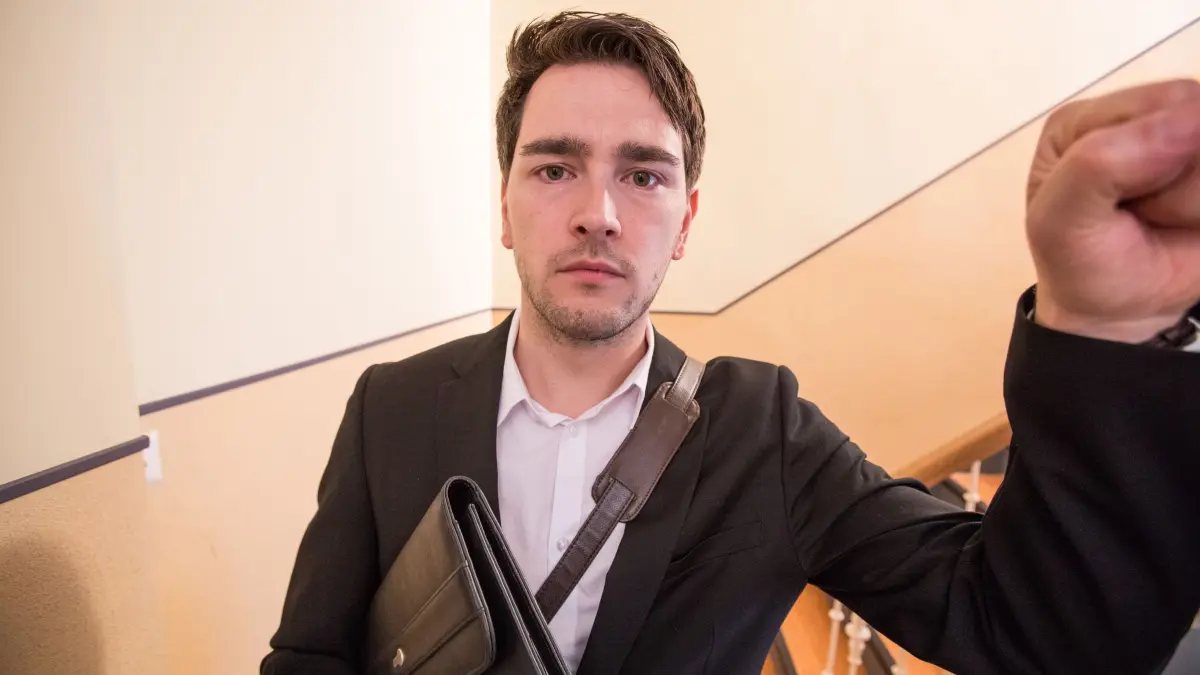 Vertteter klopft an der Tür: ILLUSTRATION - Gilt nicht nur online oder per Telefon: Das 14-tägige Widerrufsrecht greift auch bei Verträgen, die an der Haustür abgeschlossen wurden. (zu dpa: «An der Haustüre überrumpelt? So widerrufen Sie den Vertrag») Foto: Christin Klose/dpa-tmn - Honorarfrei nur für Bezieher des dpa-Themendienstes +++ dpa-Themendienst +++