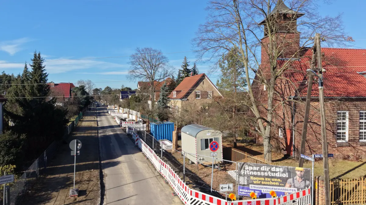 Baustelle Lucas Cranach Str: Schmellwitz Lucas-Cranach-Straße. Dort geht der Fernwärmebau zwischen W.-Rathenau und Th.-Mann-Straße am 27.2. weiter.