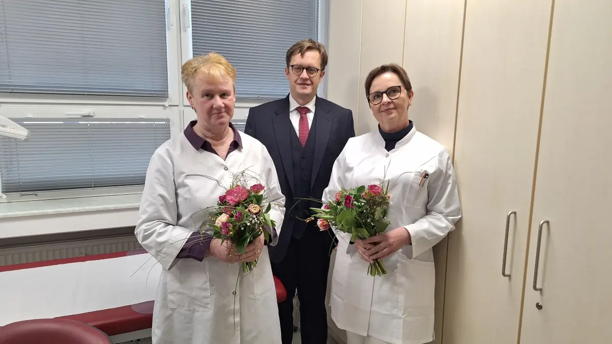 Bürgermeister Andreas Pfeiffer freut sich über den gelungenen nahtlosen Praxisübergang. Manuela Weise (l.) geht im April in den wohlverdienten Ruhestand, Neurologin Katarzyna Naturska hat bereits übernommen. Die Praxis nimmt aktuell auch noch neue Patienten auf.