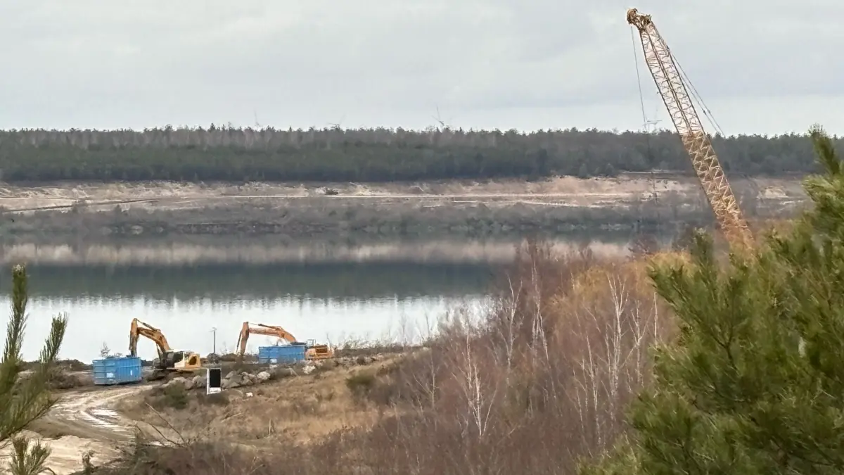 Impression von der neuen Baustelle auf der Halbinsel Pritzen am Altdöberner See. Dort wird derzeit die Böschung gesichert.