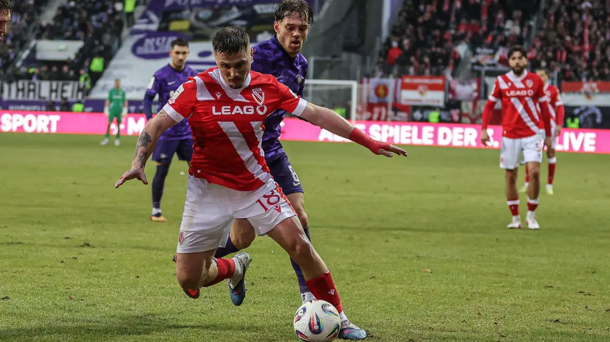 Erik Engelhardt hatte sich im vergangenen Spiel gegen den FC Erzgebirge Aue die Nase angebrochen. In der Pressekonferenz vor dem Spitzenspiel gegen den SC Verl verrät Wollitz, wie es um den Topstürmer steht.