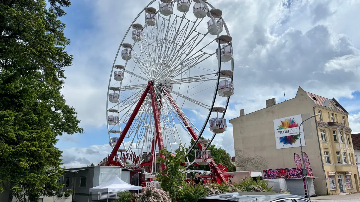 Das Riesenrad ist für Weißwasser - hier im Jahr 2025 auf der Schnitterbrache - immer ein gutes Zeichen. Dann ist wieder etwas los in der Stadt