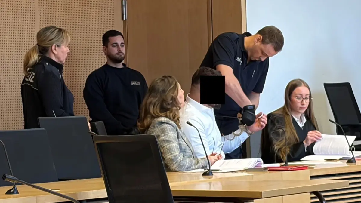 Der Angeklagte im Geldautomatensprenger-Prozess am Landgericht Frankfurt (Oder) mit der Dolmetscherin und seiner Verteidigerin Susanna Janus (r.)