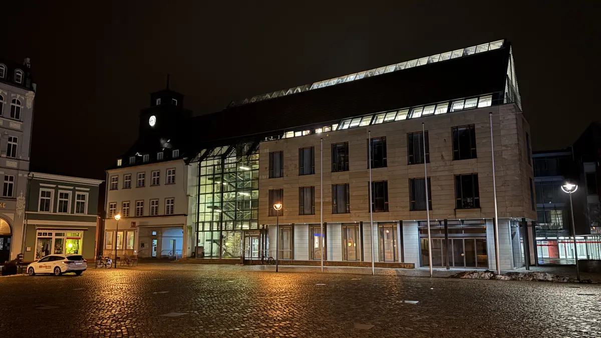 Stimmungsvolles Licht am Abend: Das Rathaus Senftenberg wird am 6. und 7. März zum Treffpunkt für den Frauentag 2026.