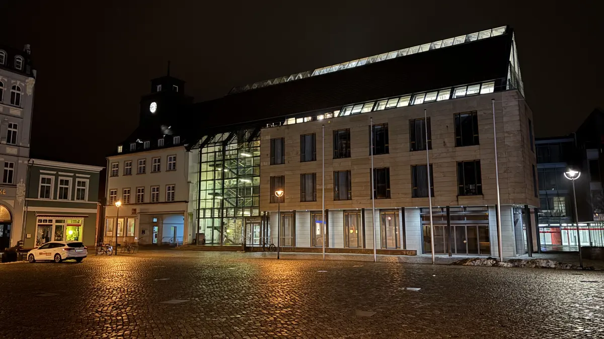 Stimmungsvolles Licht am Abend: Das Rathaus Senftenberg wird am 6. und 7. März zum Treffpunkt für den Frauentag 2026.