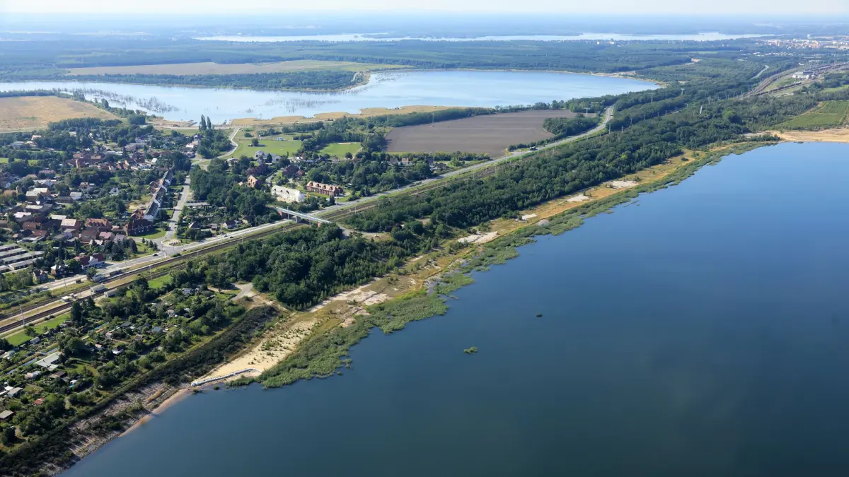 Blick auf das Sedlitzer Ufer des Großräschener Sees. Dort müssen die Bergbausanierer von der LMBV wieder anpacken.