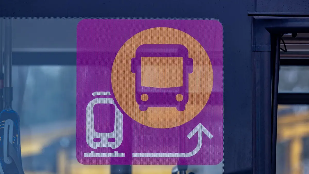 Generalsanierung der Bahnstrecke Nürnberg-Regensburg: ARCHIV - 06.02.2026, Bayern, Neumarkt: Ein Symbolbild für Schienenersatzverkehr ist an einem Bus angebracht. (zu dpa: «Bahnhof Herford eine Woche gesperrt - Umleitungen und Busse») Foto: Armin Weigel/dpa +++ dpa-Bildfunk +++