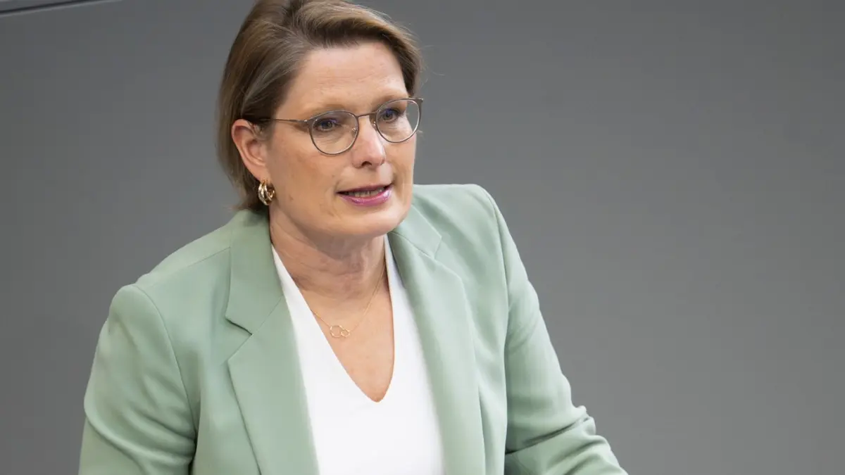 Bundestag: 27.02.2026, Berlin: Stefanie Hubig (SPD), Bundesministerin der Justiz und für Verbraucherschutz, spricht während der 60. Sitzung des Deutschen Bundestages zum Thema Elektronische Aufenthaltsüberwachung. Foto: Sebastian Christoph Gollnow/dpa +++ dpa-Bildfunk +++