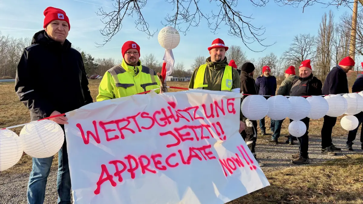 "Wertschätzung jetzt!" steht auf dem Plakat, das hier Mitarbeiter des Glaswerkes Bernsdorf präsentieren. 80 Kollegen haben am Freitag an einer Mahnwache teilgenommen.