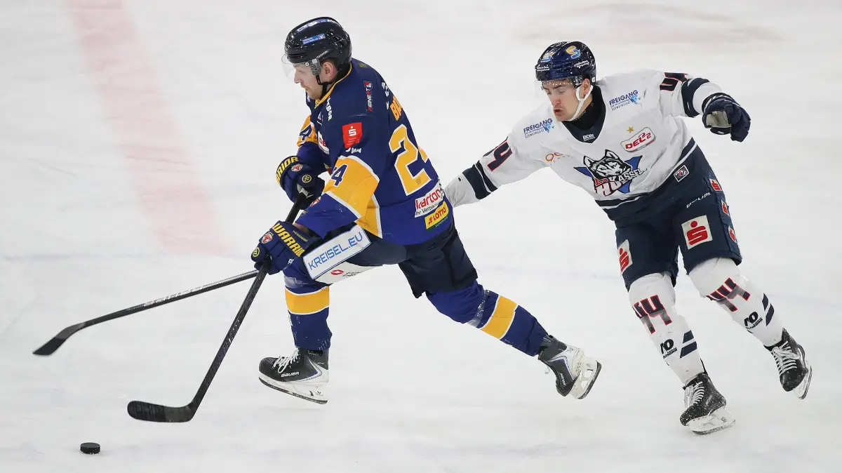 Lausitzer Fuechse vs. Kassel Huskies: 27.02.2026, Weisswasser, Lausitzer Fuechse vs. Kassel Huskies
John Broda (24, Lausitzer Fuechse), Mitchell Holescher (44, Kassel Huskies)