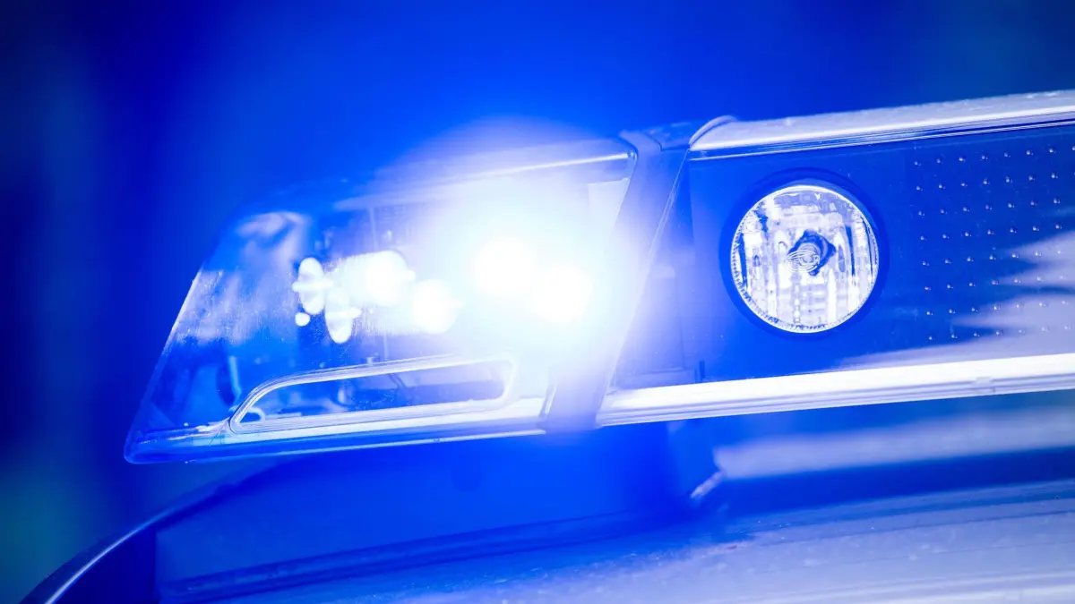 Polizei Blaulicht (Symbolbild): ARCHIV - 15.05.2019, Bayern, Dachau: Ein Blaulicht leuchtet an einer Polizeistreife. (zu dpa: «Auto prallt gegen Baum: Fahrer stirbt») Foto: Lino Mirgeler/dpa +++ dpa-Bildfunk +++