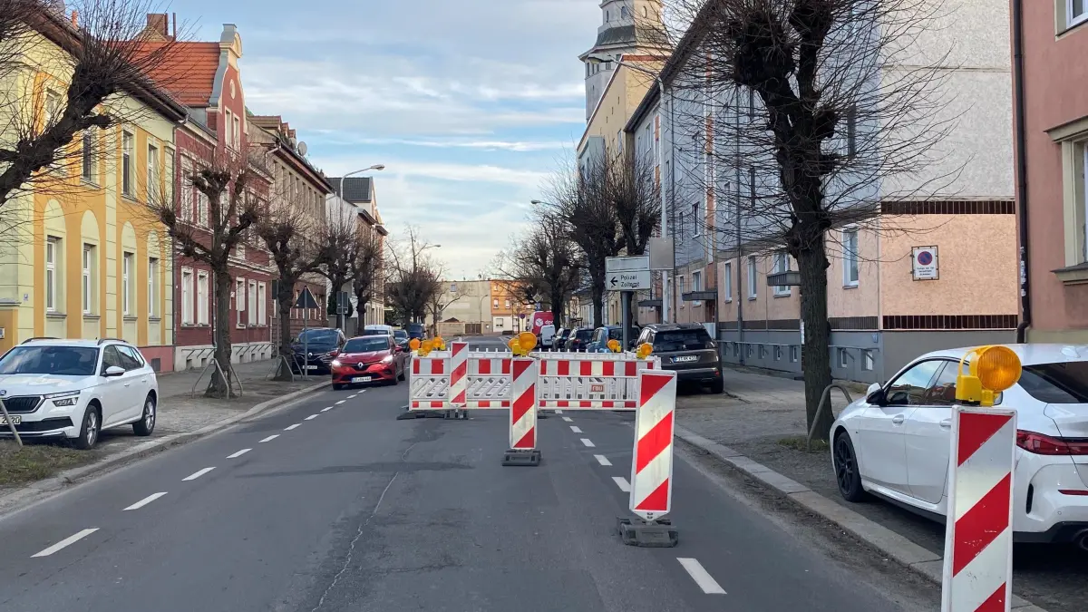 Die Karl-Liebknecht-Straße in Finsterwalde ist zurzeit halbseitig gesperrt. Grund ist ein Straßenschaden. Was noch bekannt ist.