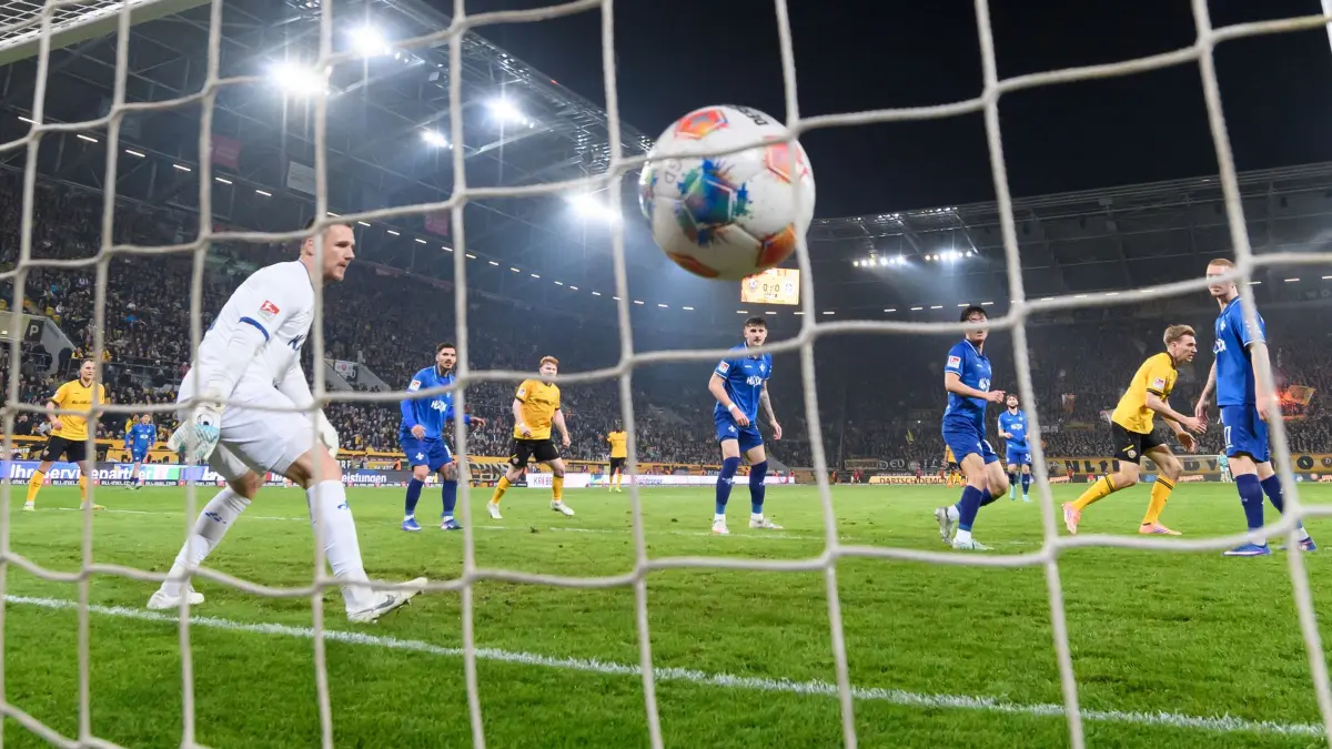 SG Dynamo Dresden - SV Darmstadt 98: 27.02.2026, Sachsen, Dresden: Fußball: 2. Bundesliga, SG Dynamo Dresden - SV Darmstadt 98, 24. Spieltag, Rudolf-Harbig-Stadion, Vincent Vermeij (Dynamo Dresden, 2.v.r.) erzielt gegen Marcel Schuhen (SV Darmstadt, l) das Tor zum 1:0. Foto: Robert Michael/dpa - WICHTIGER HINWEIS: Gemäß den Vorgaben der DFL Deutsche Fußball Liga bzw. des DFB Deutscher Fußball-Bund ist es untersagt, in dem Stadion und/oder vom Spiel angefertigte Fotoaufnahmen in Form von Sequenzbildern und/oder videoähnlichen Fotostrecken zu verwerten bzw. verwerten zu lassen. +++ dpa-Bildfunk +++