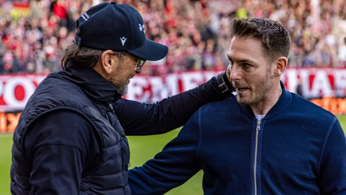 FC Energie Cottbus - SC Verl: Fußball: Dritte Liga, FC Energie Cottbus - SC Verl, LEAG Energie Stadion: Cheftrainer Claus-Dieter Wollitz (FC Energie Cottbus, l) begrüßt Gästetrainer Tobias Strobl (SC Verl)