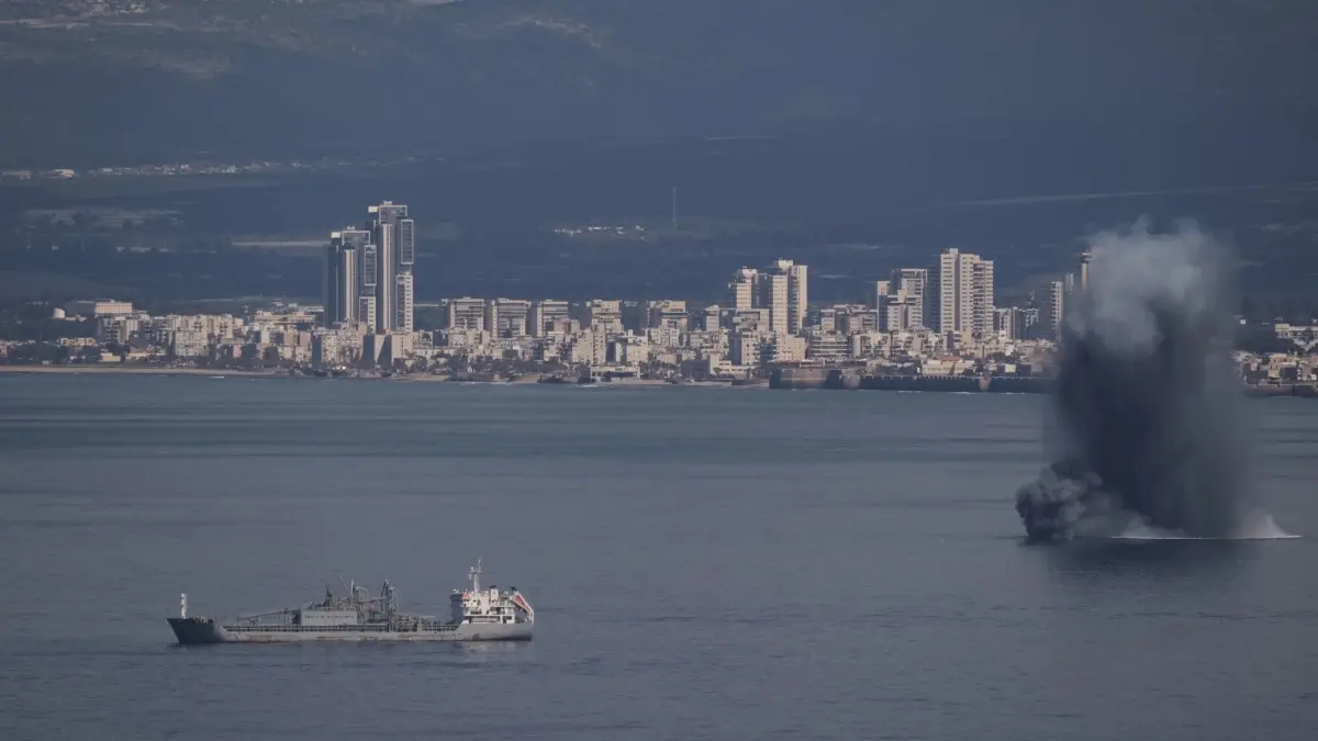 Israel greift den Iran an - Israel: 28.02.2026, Israel, Haifa: Ein ankommendes Geschoss explodiert in der Bucht von Haifa, während Israel nach seinen Angriffen auf den Iran einen landesweiten Alarm ausgerufen hat. Foto: Leo Correa/AP/dpa +++ dpa-Bildfunk +++