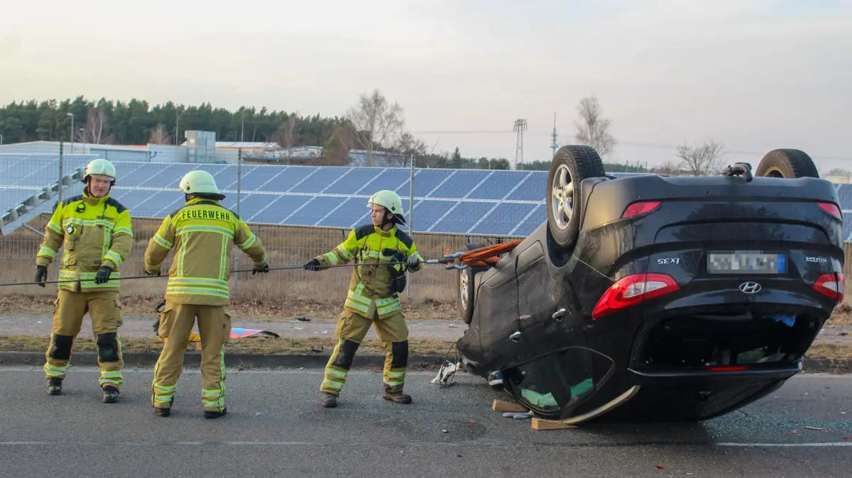 Ein Pkw überschlägt sich und bleibt auf dem Dach liegen. Der Unfall ereignete sich in Cottbus-Gallinchen. Der Fahrer wurde verletzt. Die Feuerwehr stellte das Fahrzeu wieder auf die Räder