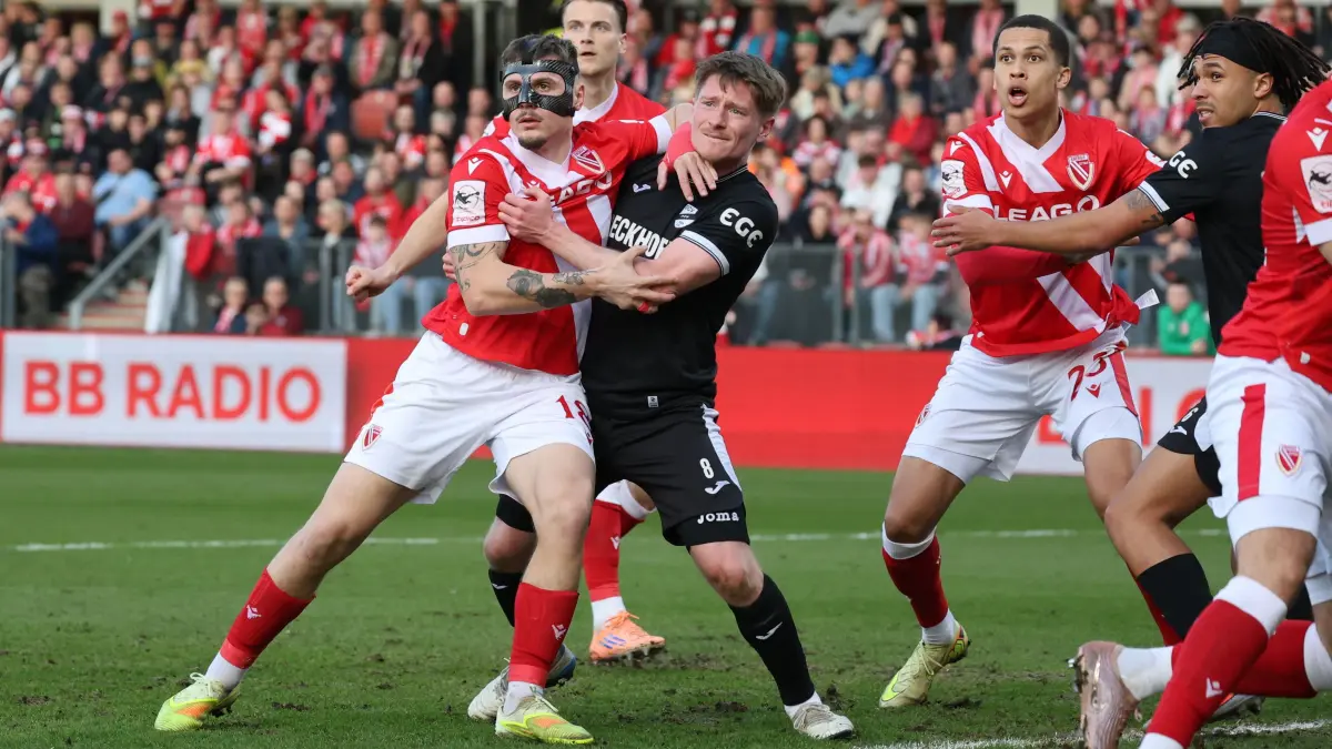 Fussball 3. Liga 2025/2026 FC Energie Cottbus - SC Verl: 18 Erik Engelhardt (Energie Cottbus, l.) im Duell mit 8 Dennis Waidner (Verl)