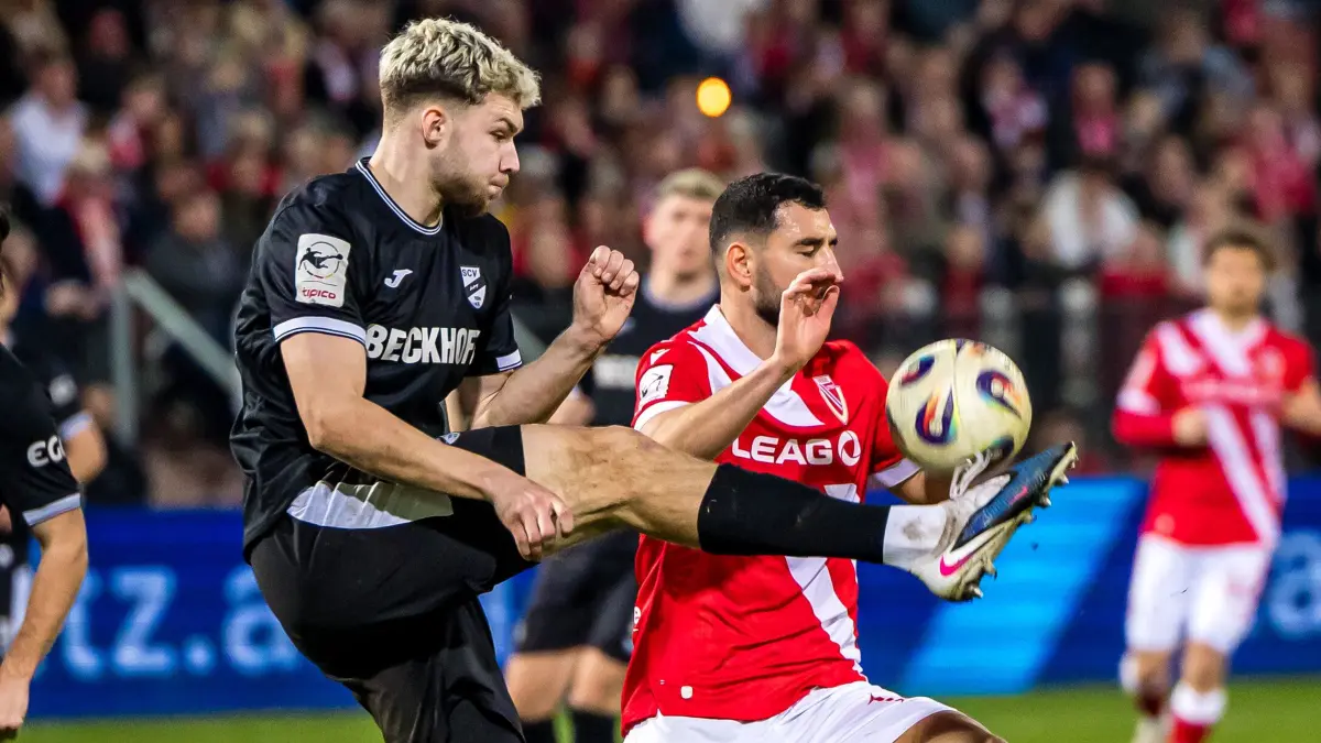 FC Energie Cottbus - SC Verl: Fußball: Dritte Liga, FC Energie Cottbus - SC Verl, LEAG Energie Stadion: Paul Lehmann (SC Verl) und Tolcay Cigerci (FC Energie Cottbus, r) kämpfen um den Ball.