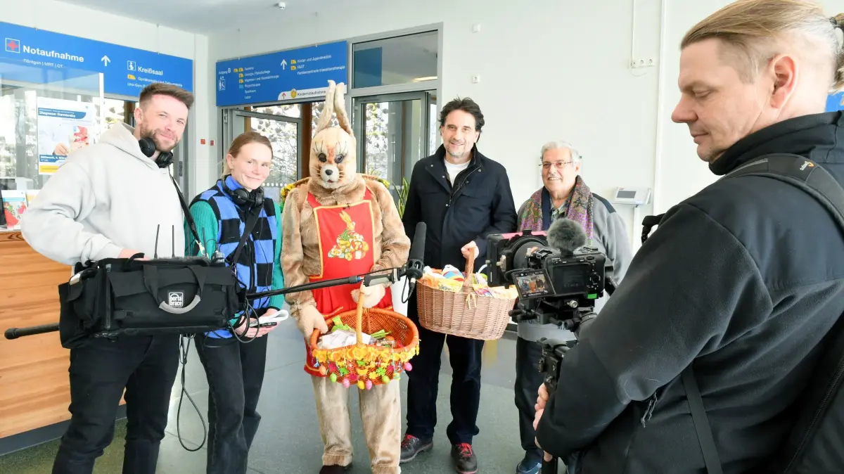 Alter Hase im Fernsehen - Ein dreiviertel Jahrhundert Osterhase - Hirschfelder Osterhase im ARD- Fernsehen - Fernsehteam dreht in Hirschfeld und Lauchhammer - Osterhase im Fokus der ARD- Feiertagssendung: Alter Hase im Fernsehen - Ein dreiviertel Jahrhundert Osterhase - Hirschfelder Osterhase im ARD- Fernsehen - Fernsehteam dreht in Hirschfeld und Lauchhammer - Osterhase im Fokus der ARD- Feiertagssendung
- Auf dem Foto sind v.l. Tonmeister David Koj, die freie Autorin Elisabeth Möckel, Osterhase Dieter Melzer, Schauspieler Oliver Mommsen und Osterhasenausrüster Theo Bücker aus Plessa, sowie Kameramann Lür Wangenheim im Krankenhaus Lauchhammer zu sehen