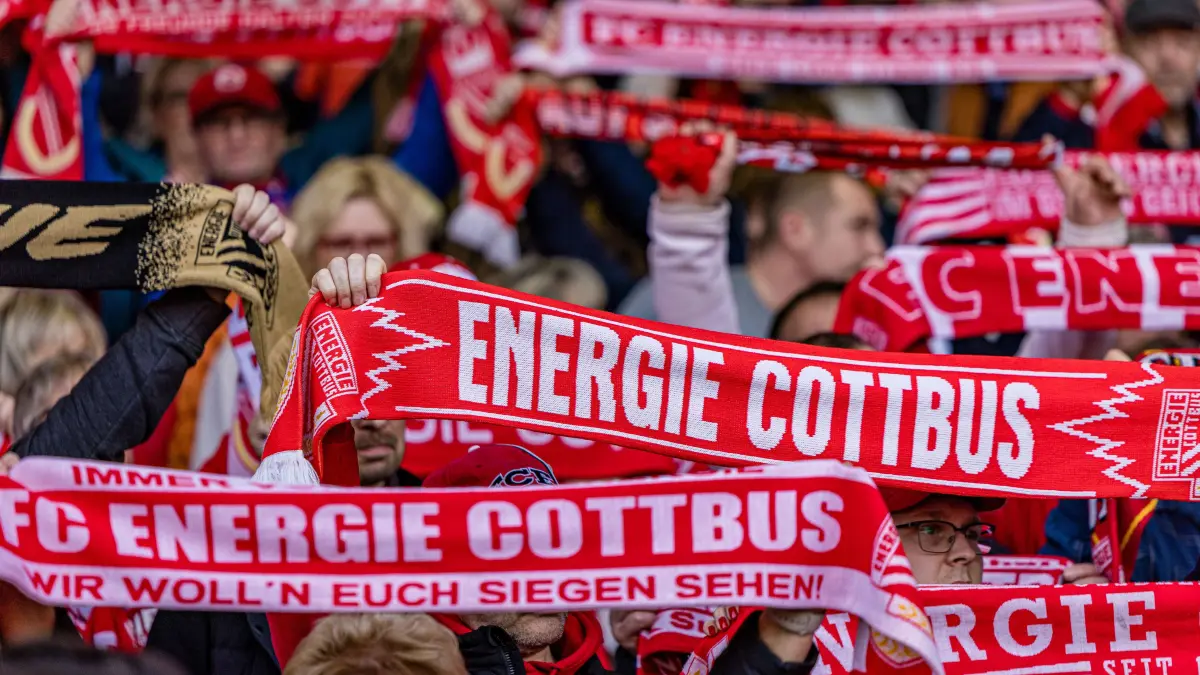 FC Energie Cottbus - SC Verl: Fußball: Dritte Liga, FC Energie Cottbus - SC Verl, LEAG Energie Stadion: Energie-Fans zeigen ihre Schals.