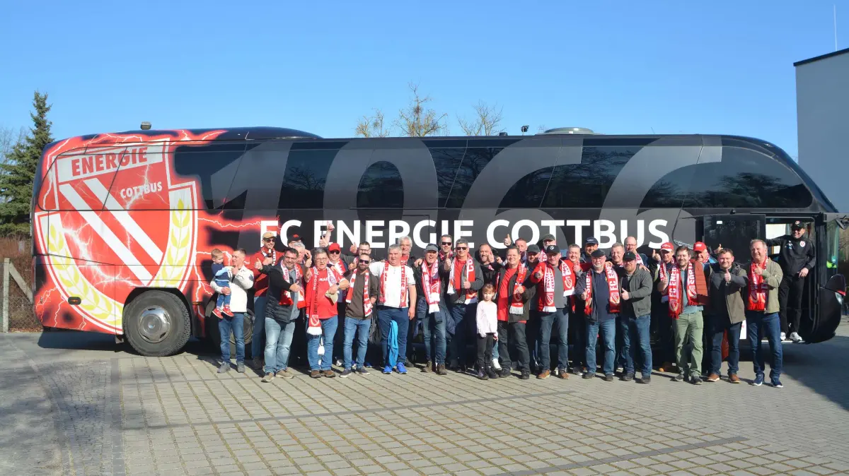 Mit dem Mannschaftsbus von Energie Cottbus sind Altdöberner Fußballfans zum Punktspiel der Cottbuser gegen den SC Verl gereist. Initiator war ein Jubilar aus der Parkgemeinde.