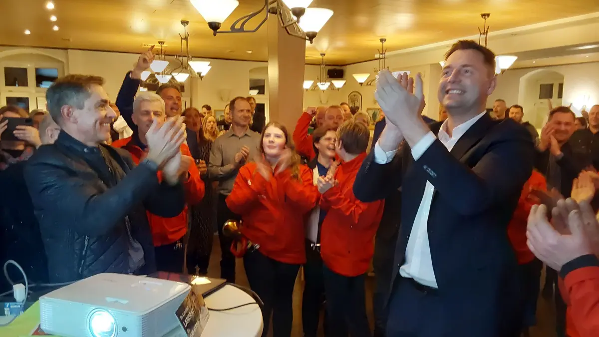 Jubelbilder in Hirschfeld: Marcel Schmidt (parteilos, r.) wird neuer Landrat in Elbe-Elster. Er gewinnt die Landratswahl deutlich vor dem aktuellen Amtsinhaber Christian Jaschinski (CDU).
