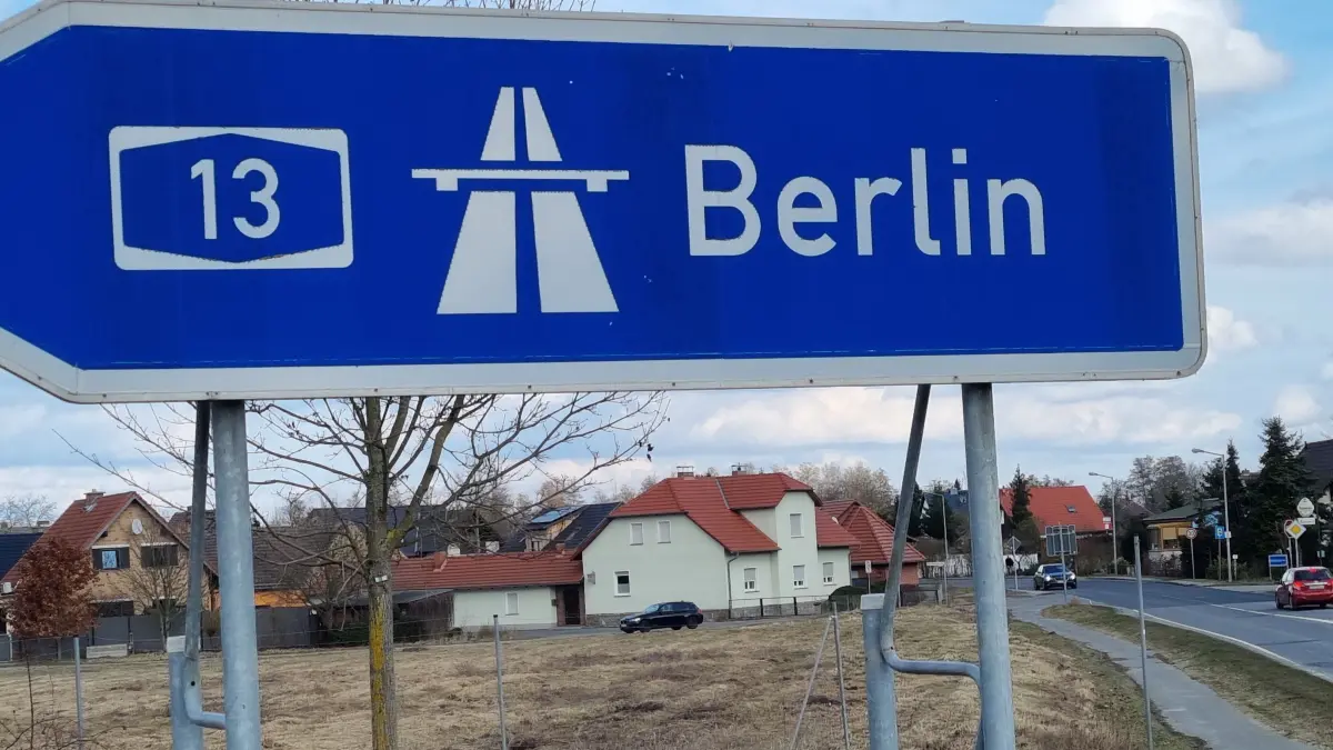 Ortseingang von Klein Beuchow (Ortsteil von Lübbenau) an der A13-Auffahrt.