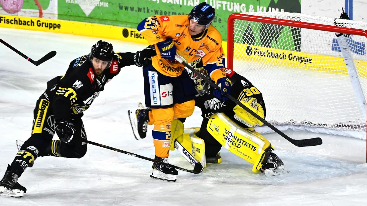 24.10.2025 xkhx Krefeld Yayla-Arena Eishockey DEL 2 Saison 2025/2026 Krefeld Pinguine - Lausitzer Füchse Torwart Julius Schulte und Nick Köhler Krefeld Pinguine gegen Lane Scheidl Lausitzer Füchse *** 24 10 2025 xkhx Krefeld Yayla Arena Ice Hockey DEL 2 Season 2025 2026 Krefeld Pinguine Lausitzer Füchse Goalkeeper Julius Schulte and Nick Köhler Krefeld Pinguine vs Lane Scheidl Lausitzer Füchse