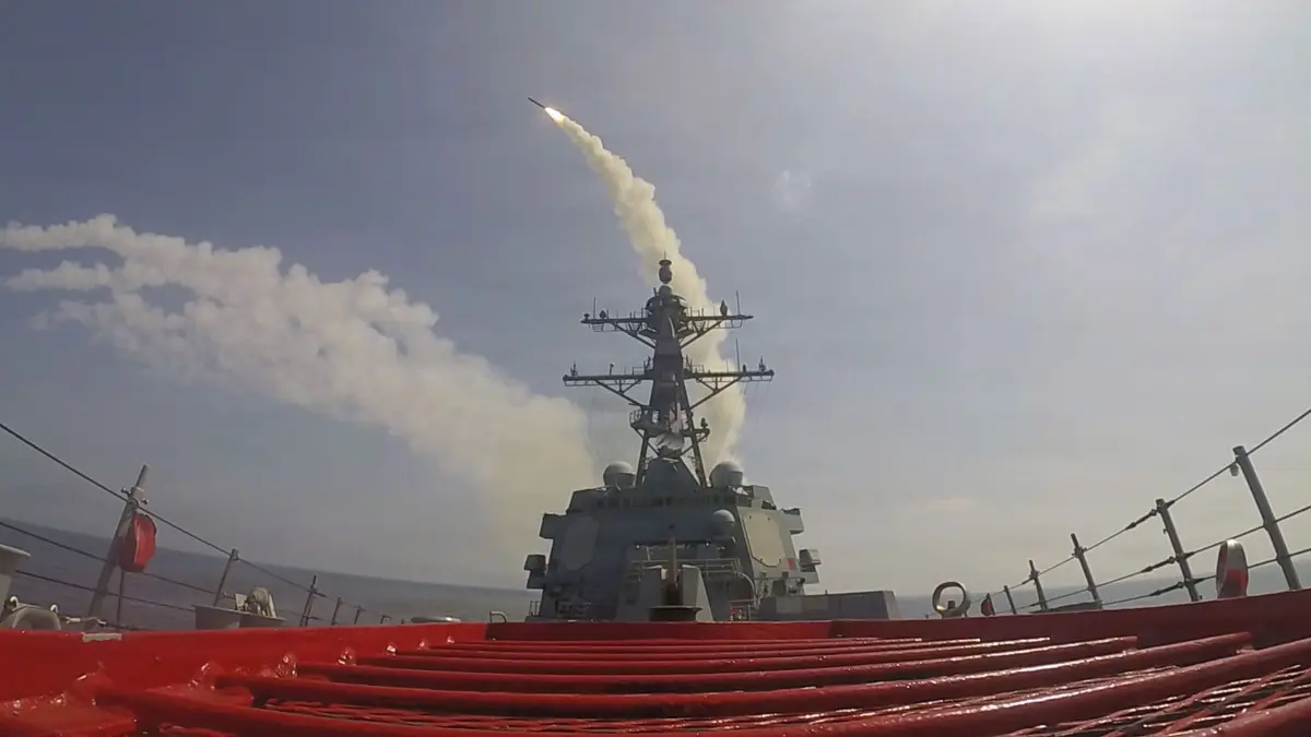 Angriff auf den Iran - U.S. Navy: HANDOUT - 28.02.2026, ---: Dieses vom U.S. Central Command zur Verfügung gestellte Bild zeigt den Lenkwaffenzerstörer USS Frank E. Petersen Jr. (DDG 121) der Arleigh Burke-Klasse beim Abschuss einer Tomahawk Land Attack Missile (TLAM) zur Unterstützung der Operation «Epic Fury» am Samstag, 28. Februar 2026. Foto: U.S. Navy/U.S. Central Command/dpa - ACHTUNG: Nur zur redaktionellen Verwendung und nur mit vollständiger Nennung des vorstehenden Credits +++ dpa-Bildfunk +++